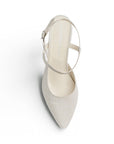 Vista superior de zapatilla beige con punta fina, pulsera ajustable y tacón bajo 6cm para dama 