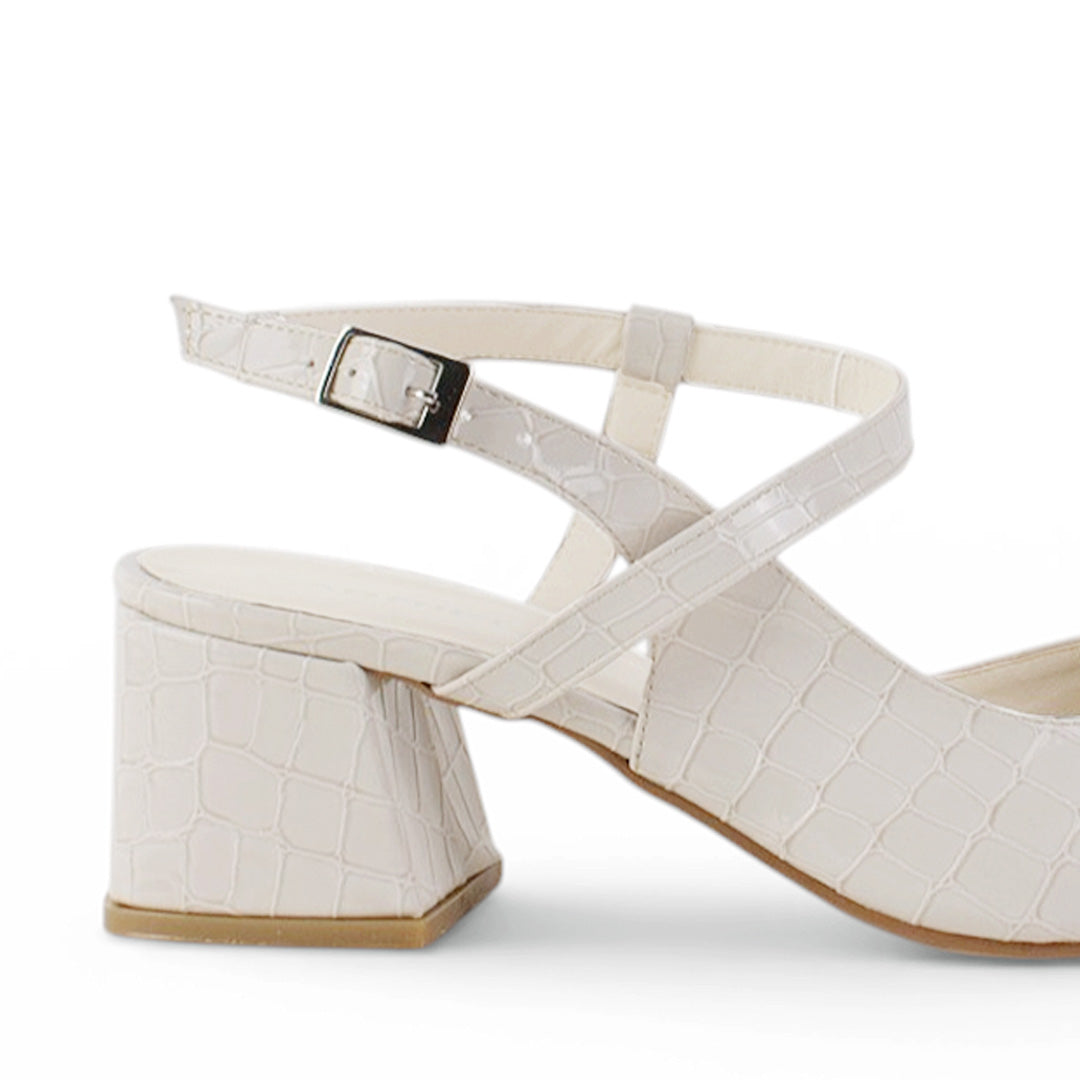 Vista trasera del tacón bajo 6cm en la zapatilla beige para dama con punta fina y pulsera ajustable 