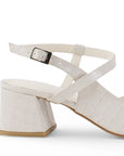 Vista trasera del tacón bajo 6cm en la zapatilla beige para dama con punta fina y pulsera ajustable 