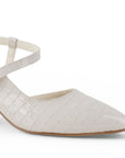Detalle del material sintético en la zapatilla beige de punta fina con tacón bajo 6cm y pulsera ajustable 