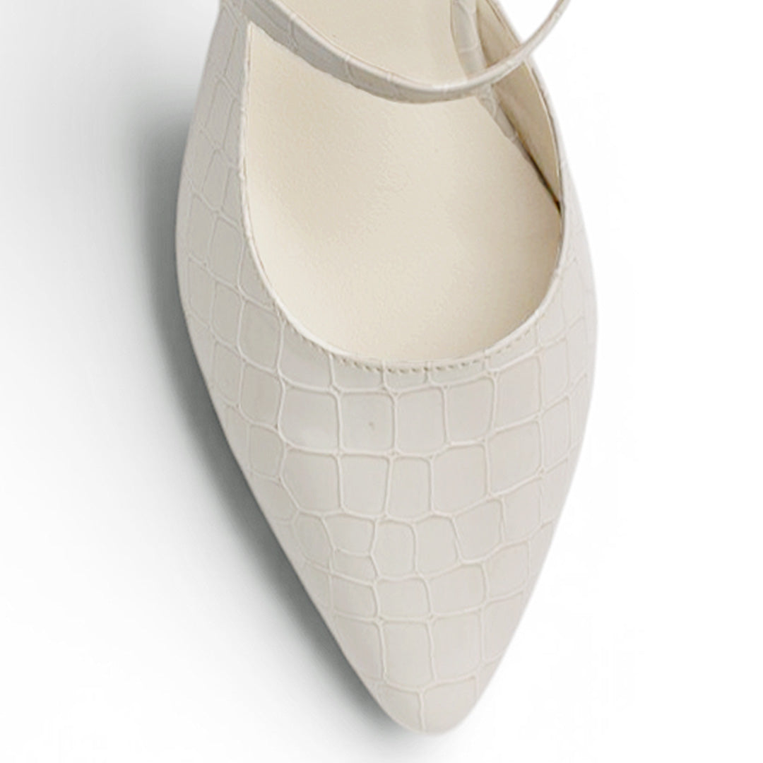 Vista del detalle en punta fina de la zapatilla beige para dama con tacón bajo 6cm 