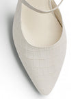 Vista del detalle en punta fina de la zapatilla beige para dama con tacón bajo 6cm 