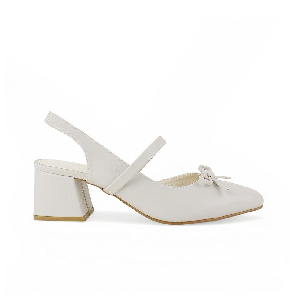 Vista lateral de zapatilla beige para mujer con moño destalonada y tacón ancho de 6cm 