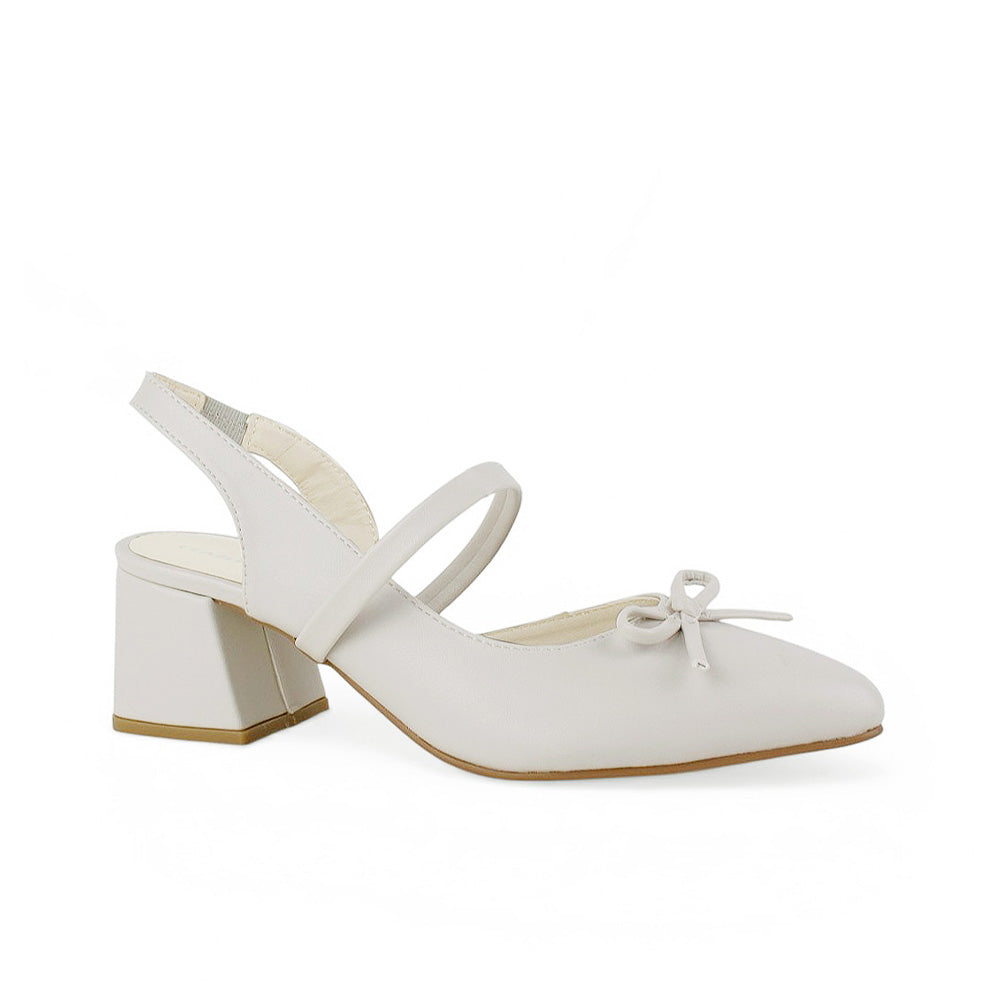 Vista diagonal de zapatilla beige  destalonada para mujer de punta cerrada con moño y tacón ancho de 6cm