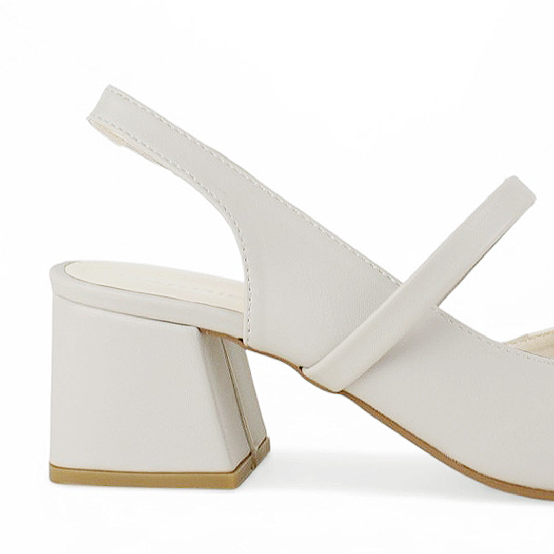 Vista trasera de tacón ancho de 6cm en zapatilla beige destalonada para mujer con moño y punta fina cerrada