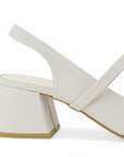 Vista trasera de tacón ancho de 6cm en zapatilla beige destalonada para mujer con moño y punta fina cerrada