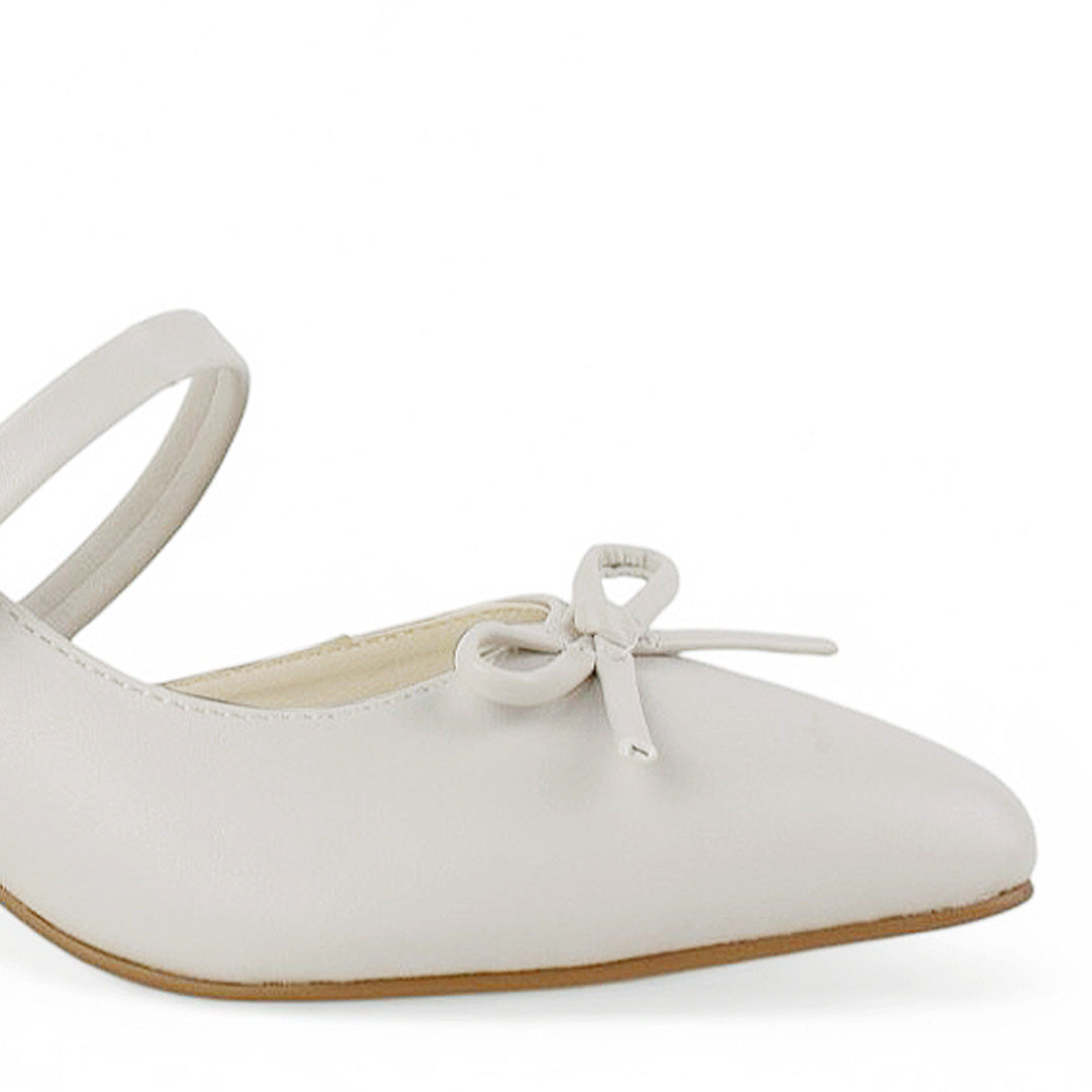Vista a detalle de moño en punta fina cerrada de zapatilla beige destalonada para mujer con tacón bajo de 6cm