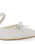 Vista a detalle de moño en punta fina cerrada de zapatilla beige destalonada para mujer con tacón bajo de 6cm