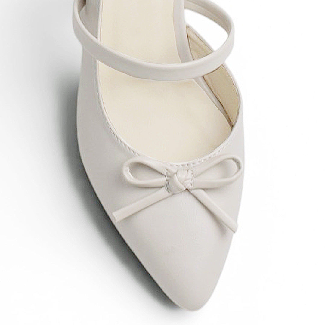 Vista de material sintético en zapatilla beige para mujer con moño destalonada y tacón ancho bajo de 6cm