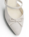 Vista de material sintético en zapatilla beige para mujer con moño destalonada y tacón ancho bajo de 6cm