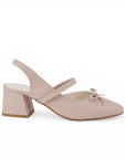 Vista lateral de zapatilla nude para mujer con moño destalonada y tacón ancho de 6cm 