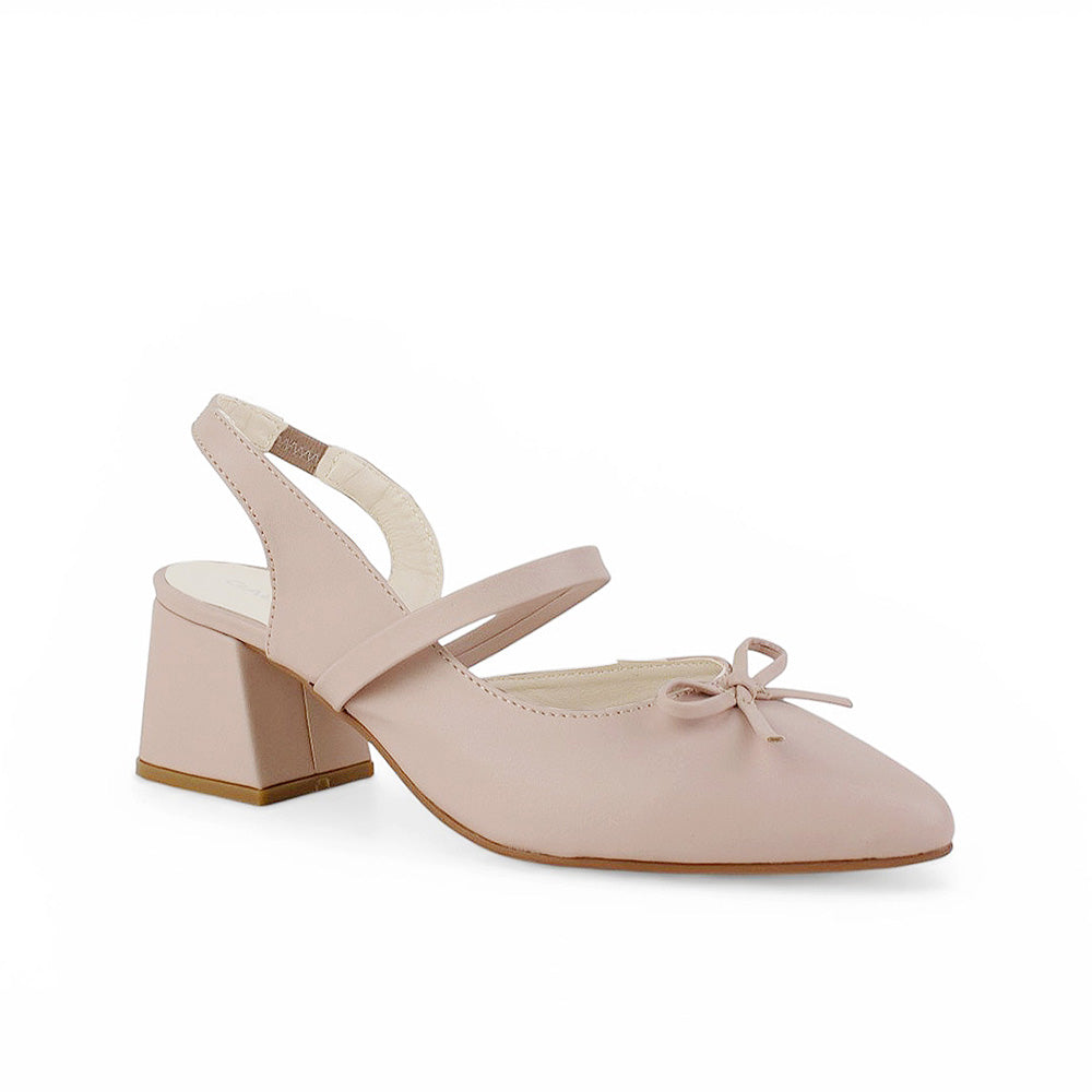 Vista diagonal de zapatilla nude destalonada para mujer de punta cerrada con moño y tacón ancho de 6cm