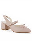 Vista diagonal de zapatilla nude destalonada para mujer de punta cerrada con moño y tacón ancho de 6cm