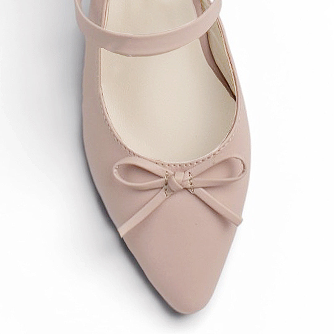 Vista de material sintético en zapatilla nude para mujer con moño destalonada y tacón ancho bajo de 6cm