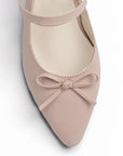 Vista de material sintético en zapatilla nude para mujer con moño destalonada y tacón ancho bajo de 6cm