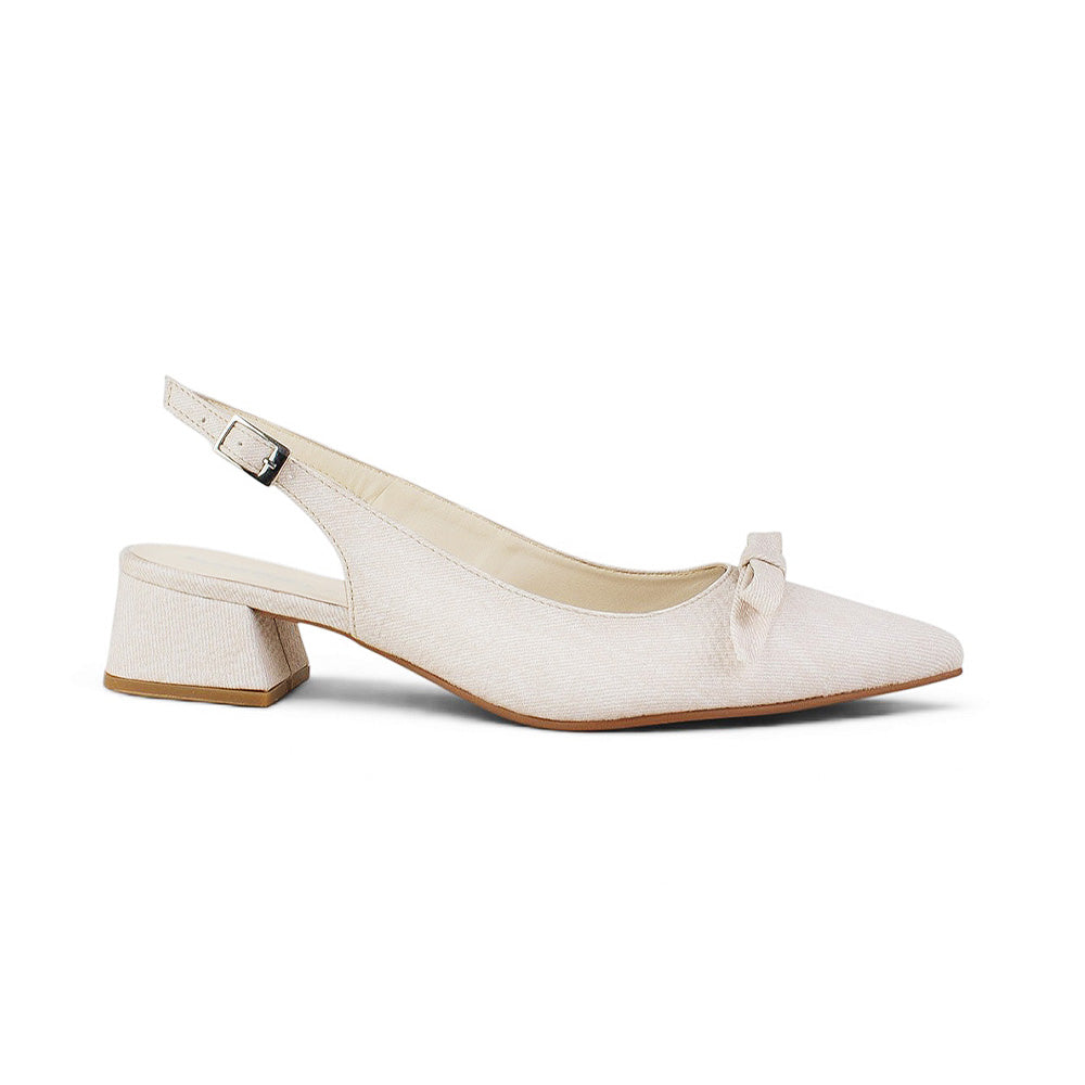 vista lateral de zapatillas para dama beige con tacón 4cm y talón descubierto
