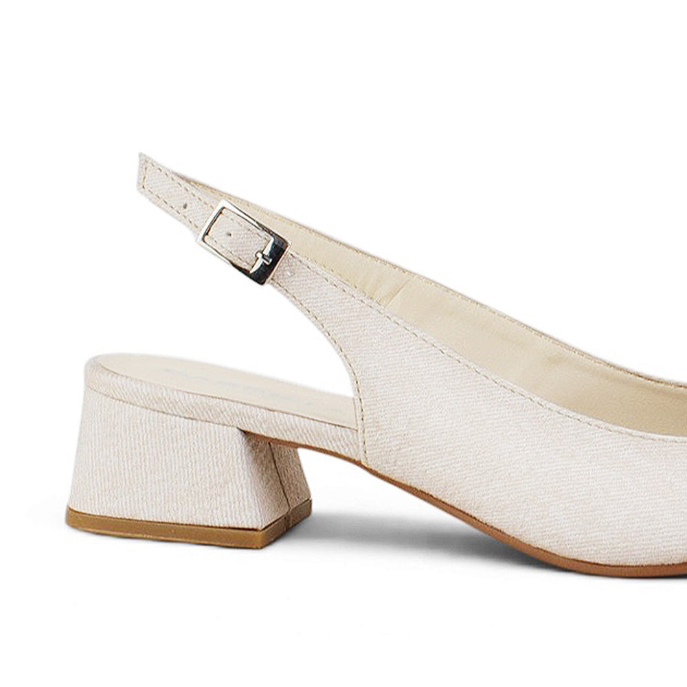 vista trasera del tacón bajo 4cm en zapatillas para dama beige con talón descubierto 
