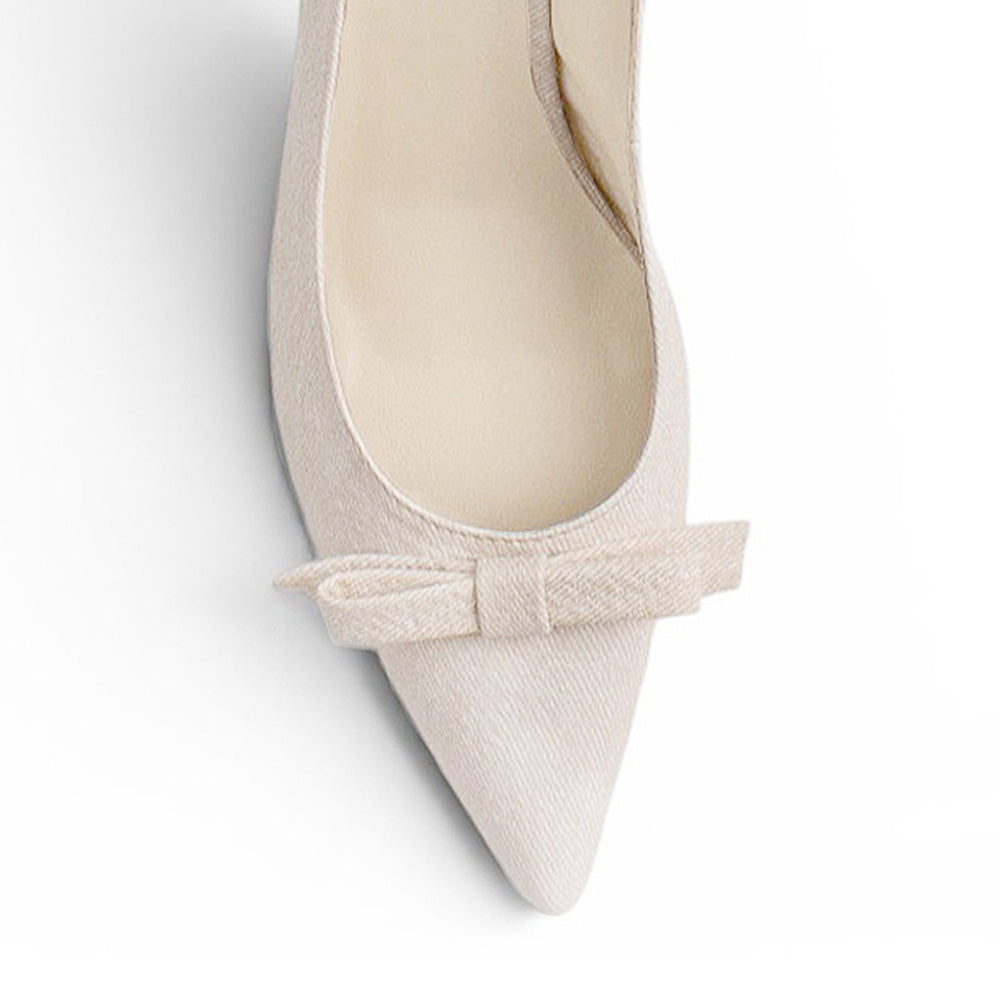 vista del detalle del moño en zapatillas stiletto color beige para dama con tacón 