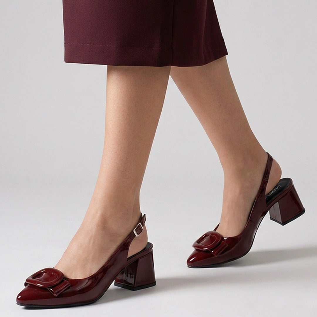 Zapatillas vino con moño y talón descubierto de charol con tacón cuadrado 