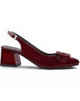 vista lateral de zapatillas vino con tacón medio 6cm y talón descubierto para dama 