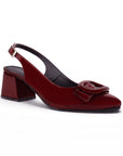 vista diagonal de zapatillas para dama color vino con moño y tacón 6cm