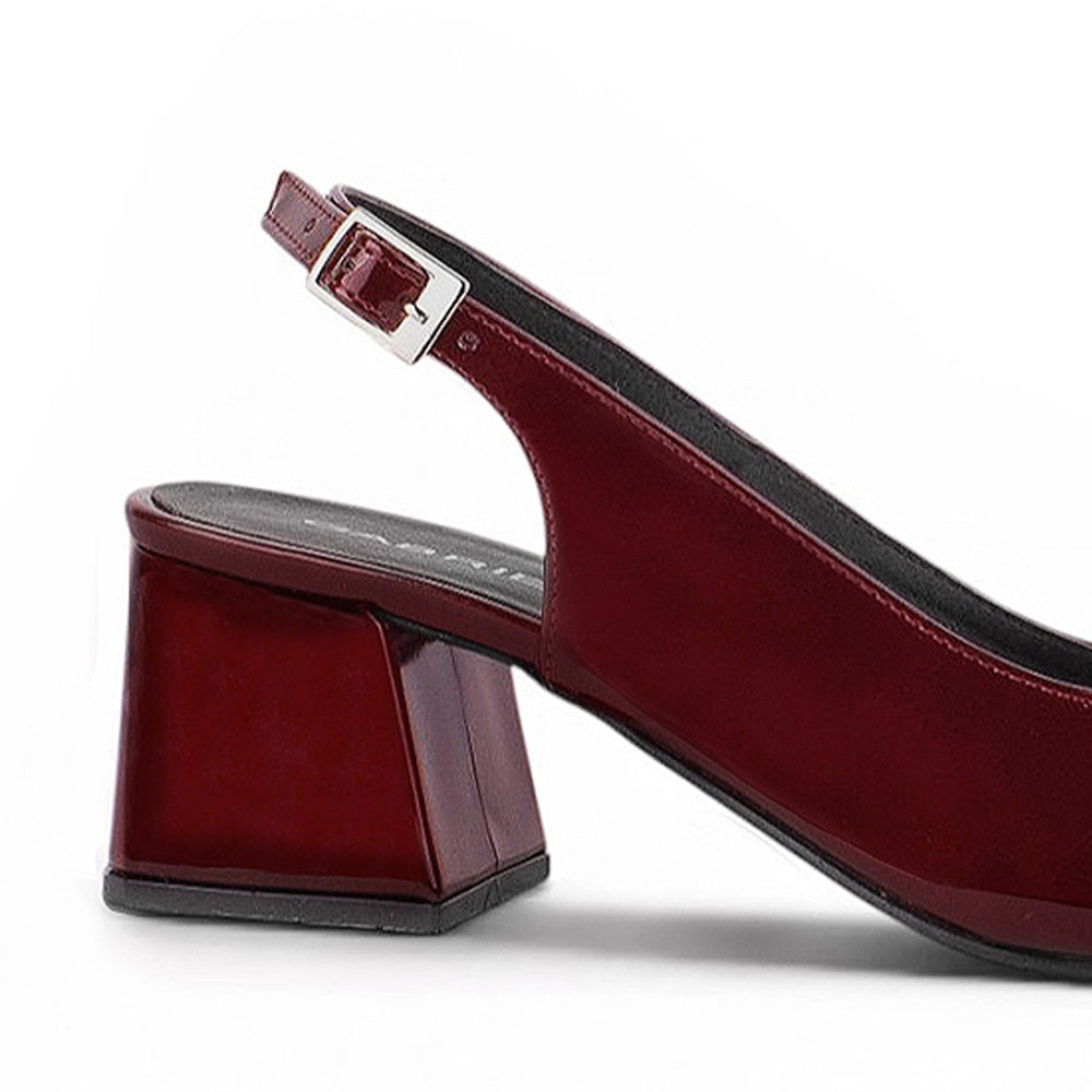 vista trasera del tacón en zapatillas para dama color vino y talón descubierto 