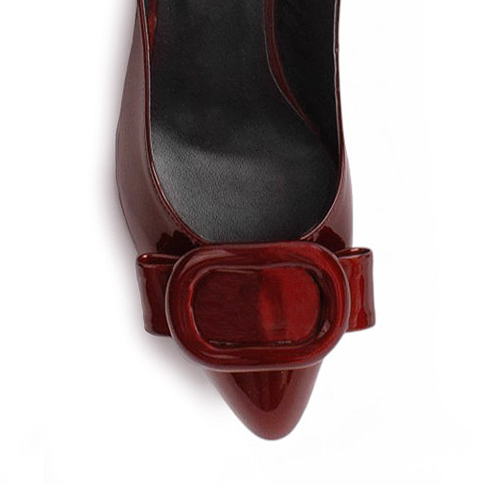 vista del detalle en el moño de las zapatillas vino de charol para dama