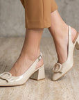 Zapatillas beige de charol destalonadas con punta fina y tacón bajo 6cm para dama