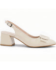 vista lateral de zapatillas beige de charol destalonadas para dama con tacón bajo 6 cm
