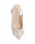 vista superior en zapatillas de charol beige para dama destalonadas punta fina y tacón bajo 6 cm