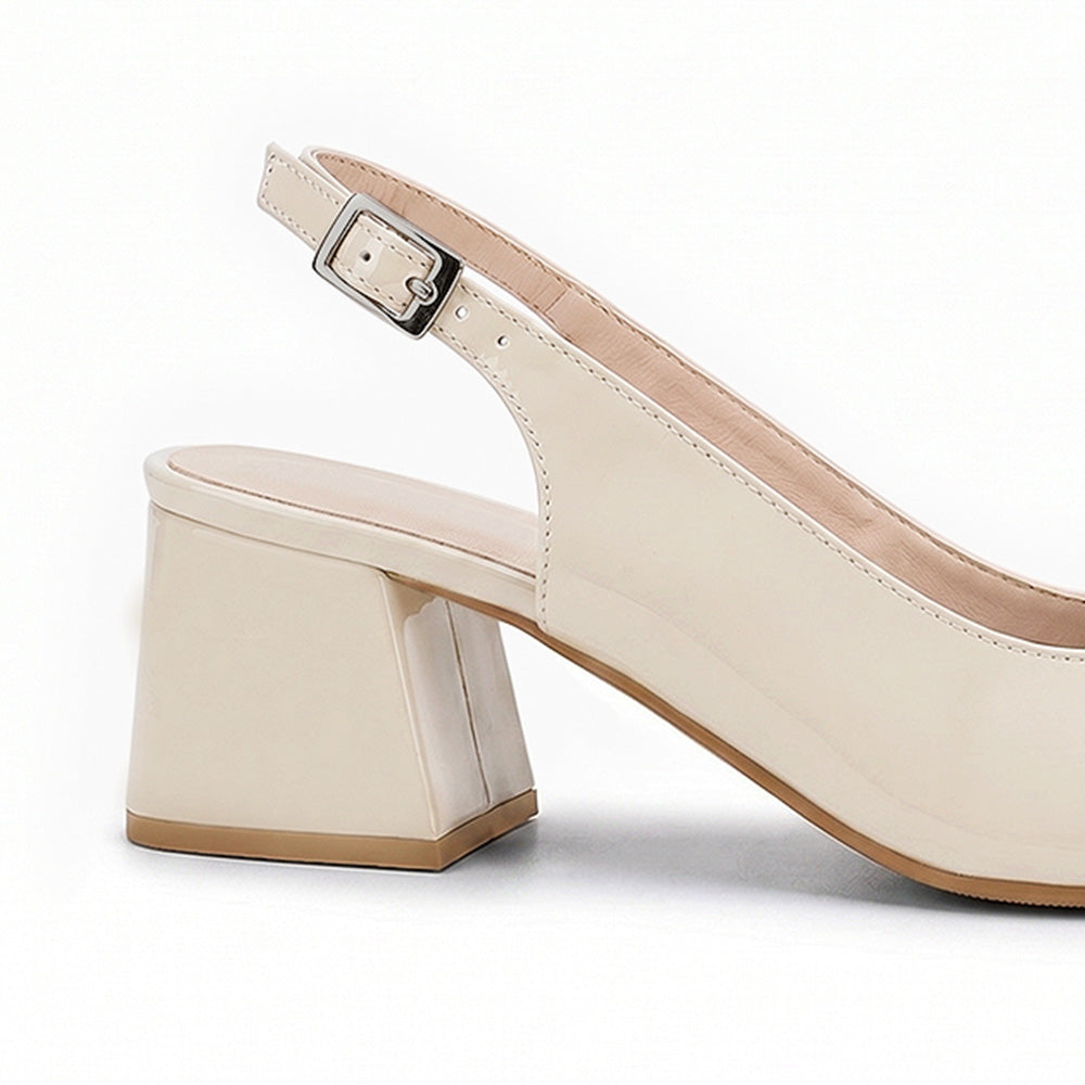 vista trasera del tacón bajo 6 cm en las zapatillas de charol beige para dama destalonadas 