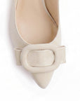 vista del detalle en la punta fina de las zapatillas beige charol para dama con tacón bajo 6 cm 