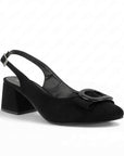 vista diagonal de zapatillas negras destalonadas para dama con tacón bajo 6 cm 