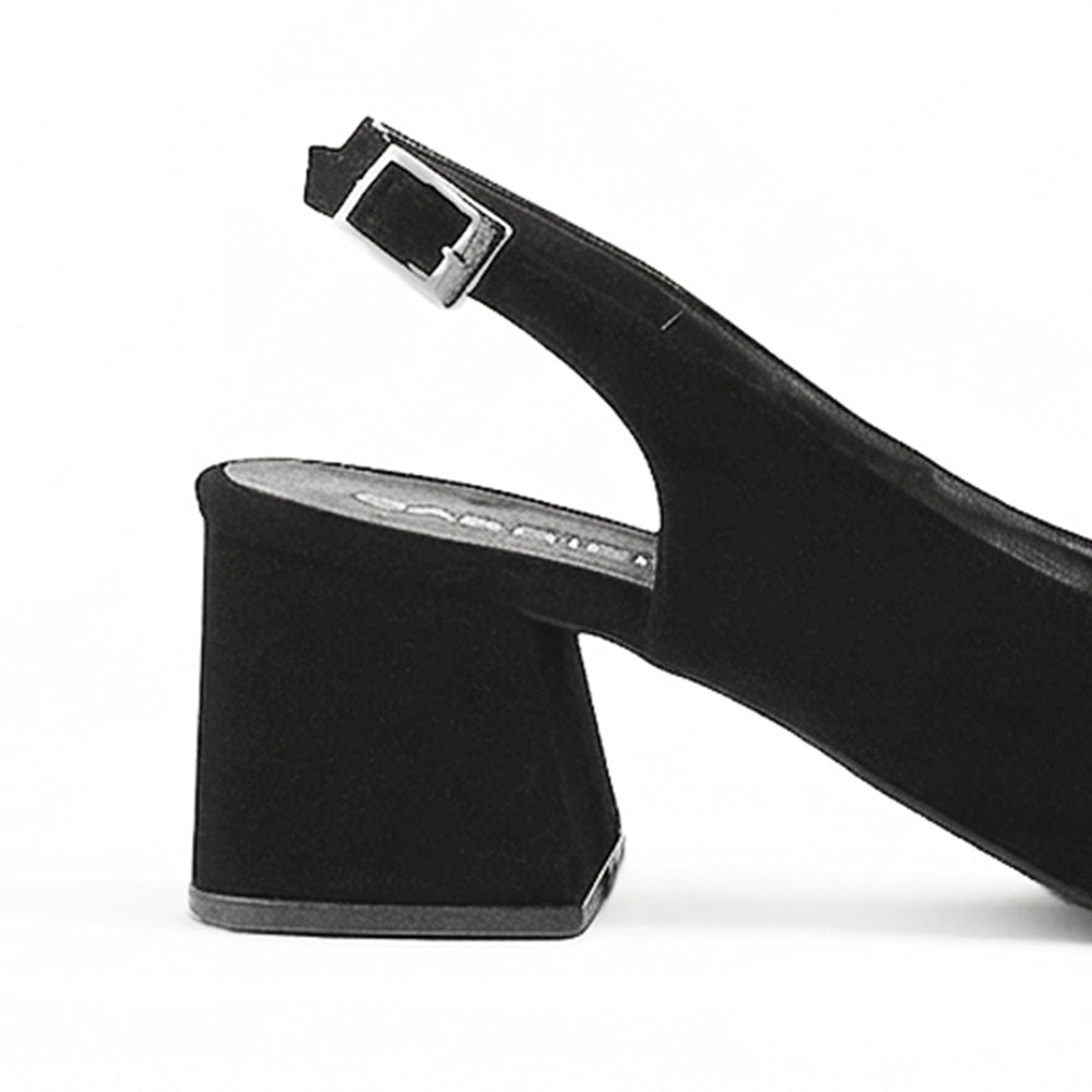 vista trasera del tacón bajo 6 cm en las zapatillas negras para dama destalonadas 