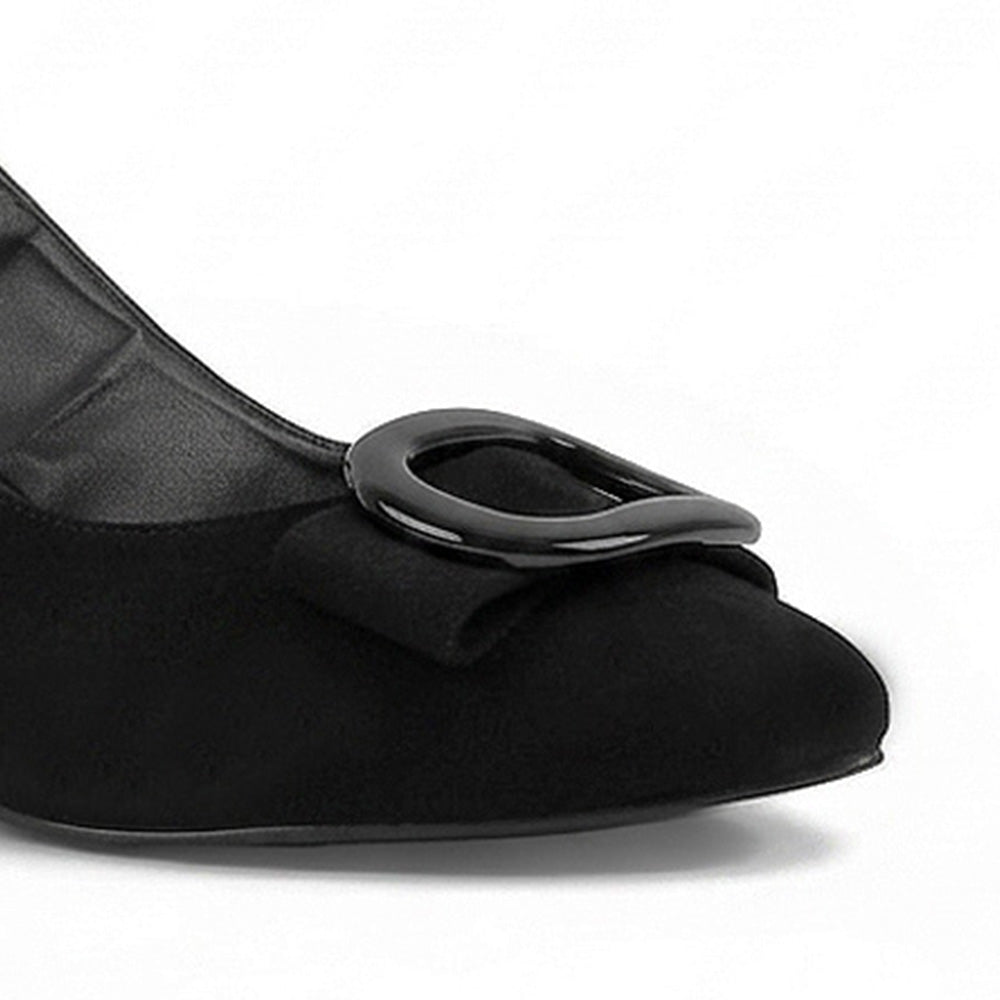 detalle del material buck con charol en zapatillas negras para dama destalonadas con tacón medio 6 cm punta fina
