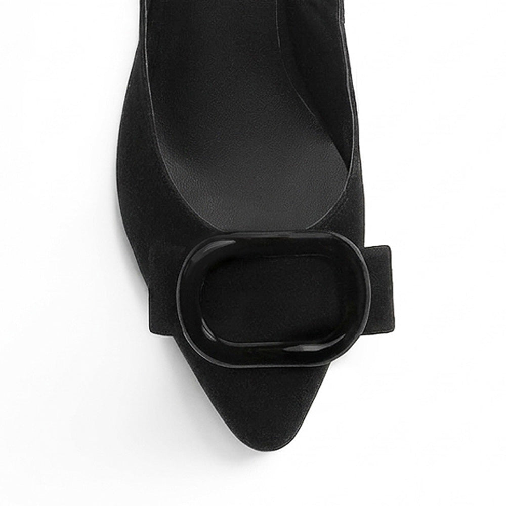 vista del detalle en la punta fina de las zapatillas negras para dama con tacón bajo 6 cm 