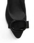 vista del detalle en la punta fina de las zapatillas negras para dama con tacón bajo 6 cm 