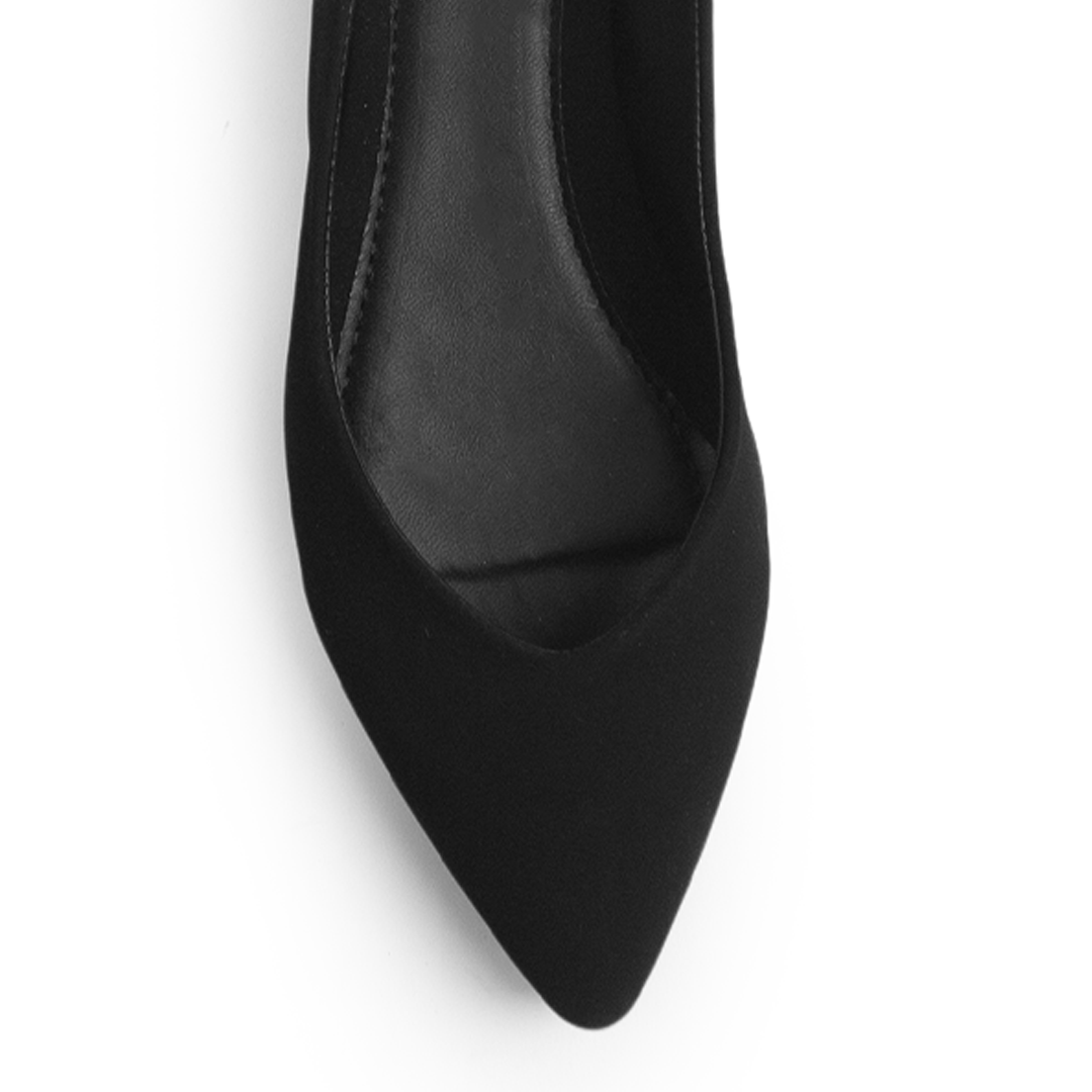 Vista de material buck en flats negros destalonados para mujer con punta fina 