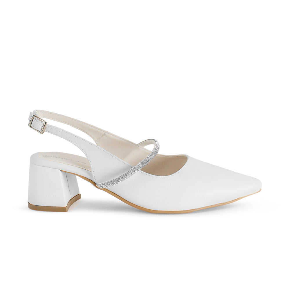 Vista lateral de zapatilla beige destalonada para mujer con tira de pedrería punta cerrada fina y tacón bajo de 6cm 