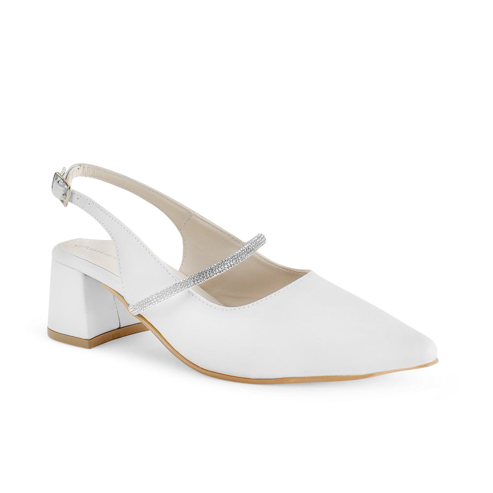 Vista diagonal de zapatilla beige destalonada para mujer con punta fina cerrada y tira delgada de pedrería en empine de tacón bajo 6cm