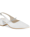 Vista diagonal de zapatilla beige destalonada para mujer con punta fina cerrada y tira delgada de pedrería en empine de tacón bajo 6cm