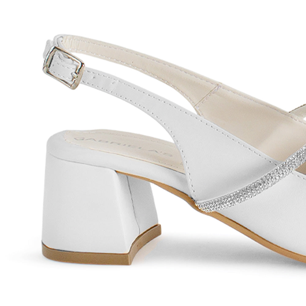 Vista trasera de tacón bajo de 6cm en zapatilla beige destalonada para mujer con correa ajustable 