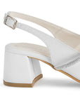 Vista trasera de tacón bajo de 6cm en zapatilla beige destalonada para mujer con correa ajustable 