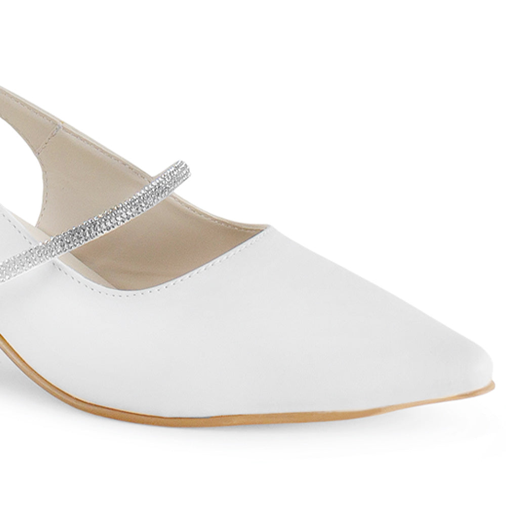 Vista a detalle de punta fina cerrada y tira de pedrería en zapatilla beige destalonada para mujer