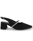 Vista lateral de zapatilla negra destalonada para mujer con tira de pedrería punta cerrada fina y tacón bajo de 6cm 