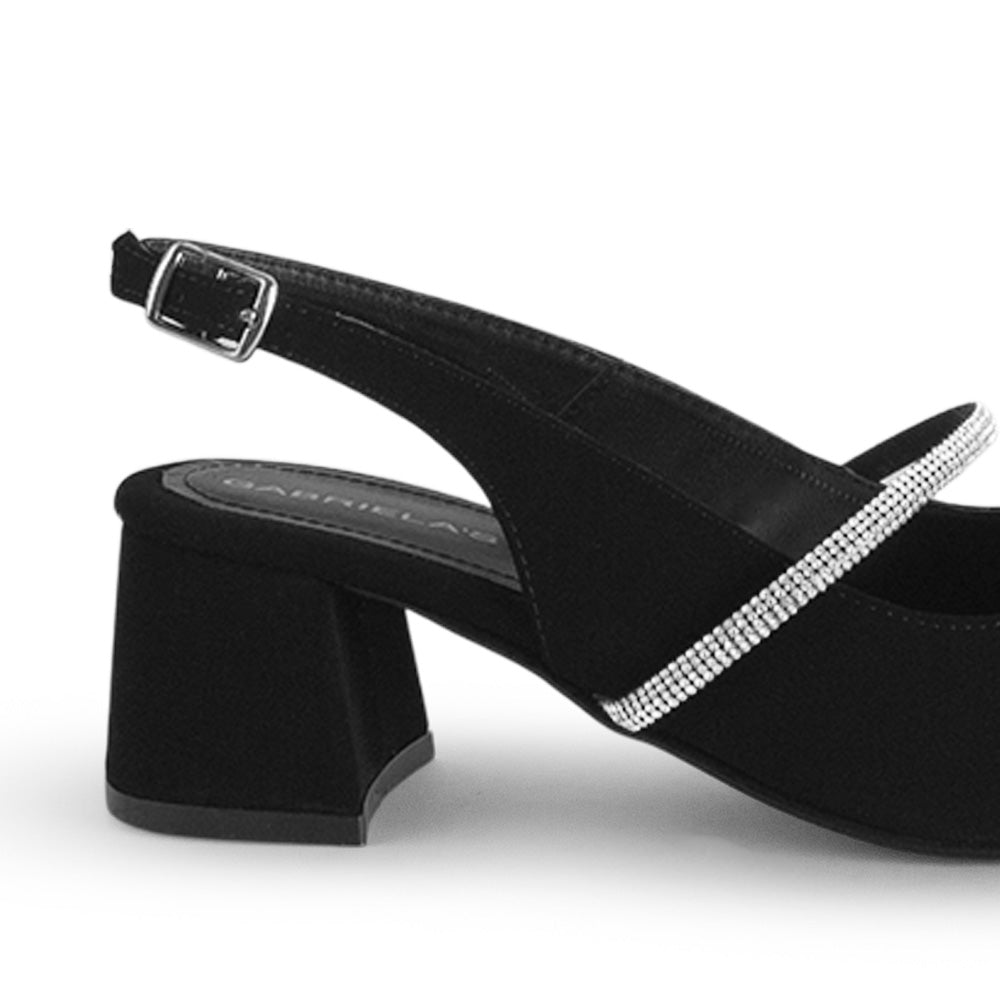 Vista trasera de tacón bajo de 6cm en zapatilla negra destalonada para mujer con correa ajustable 