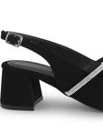Vista trasera de tacón bajo de 6cm en zapatilla negra destalonada para mujer con correa ajustable 