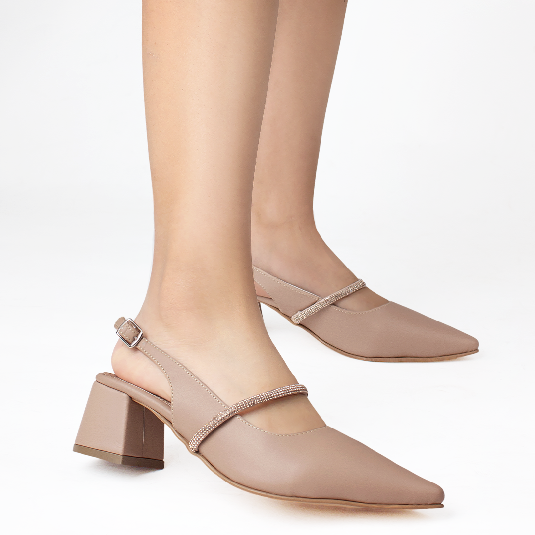 Zapatillas nude destalonadas para mujer de punta fina cerrada con tira de pedrería y tacón bajo de 6cm