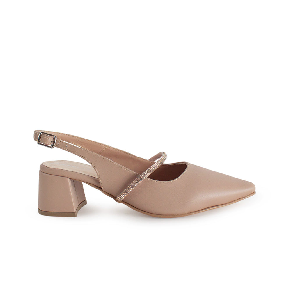 Vista lateral de zapatilla nude destalonada para mujer con tira de pedrería punta cerrada fina y tacón bajo de 6cm 