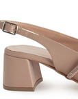 Vista trasera de tacón bajo de 6cm en zapatilla nude destalonada para mujer con correa ajustable 